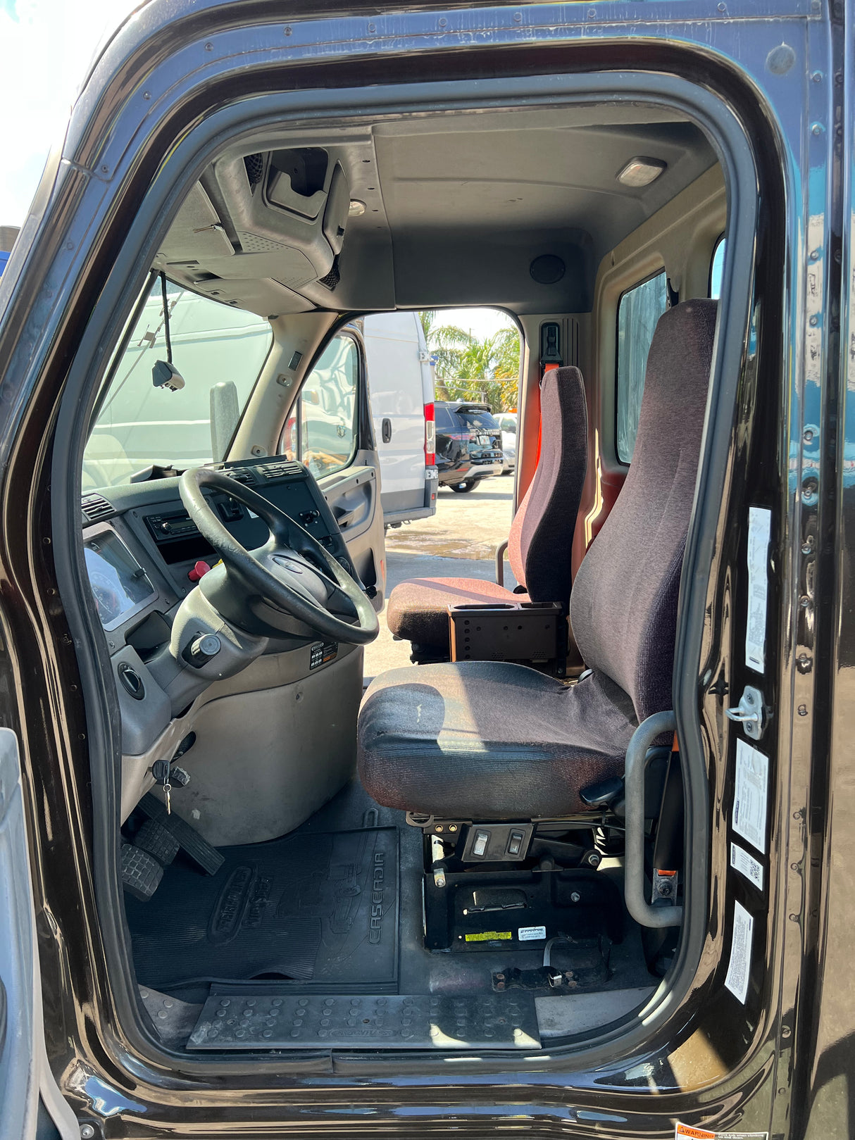 2014 Freightliner Cascadia 113 CAB Shell
