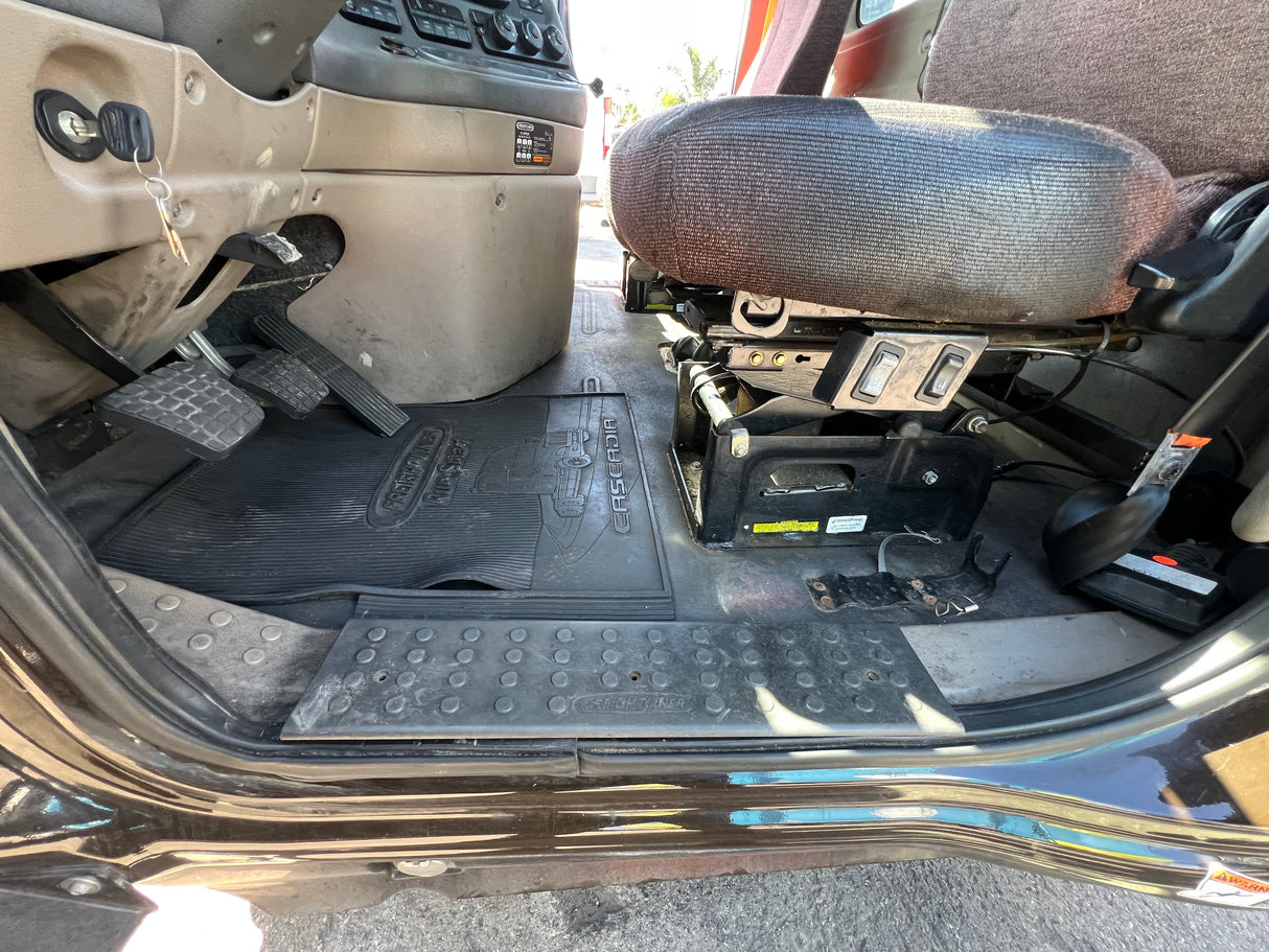 2014 Freightliner Cascadia 113 CAB Shell