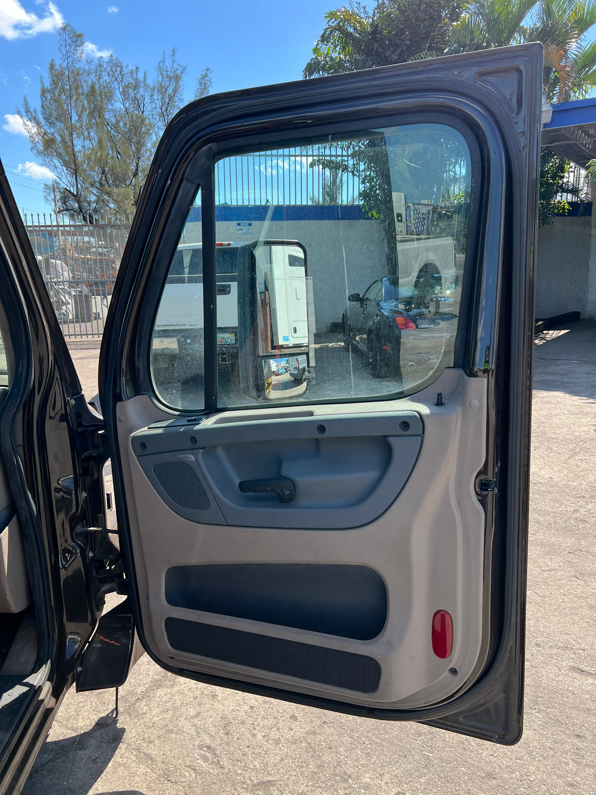 2014 Freightliner Cascadia 113 CAB Shell
