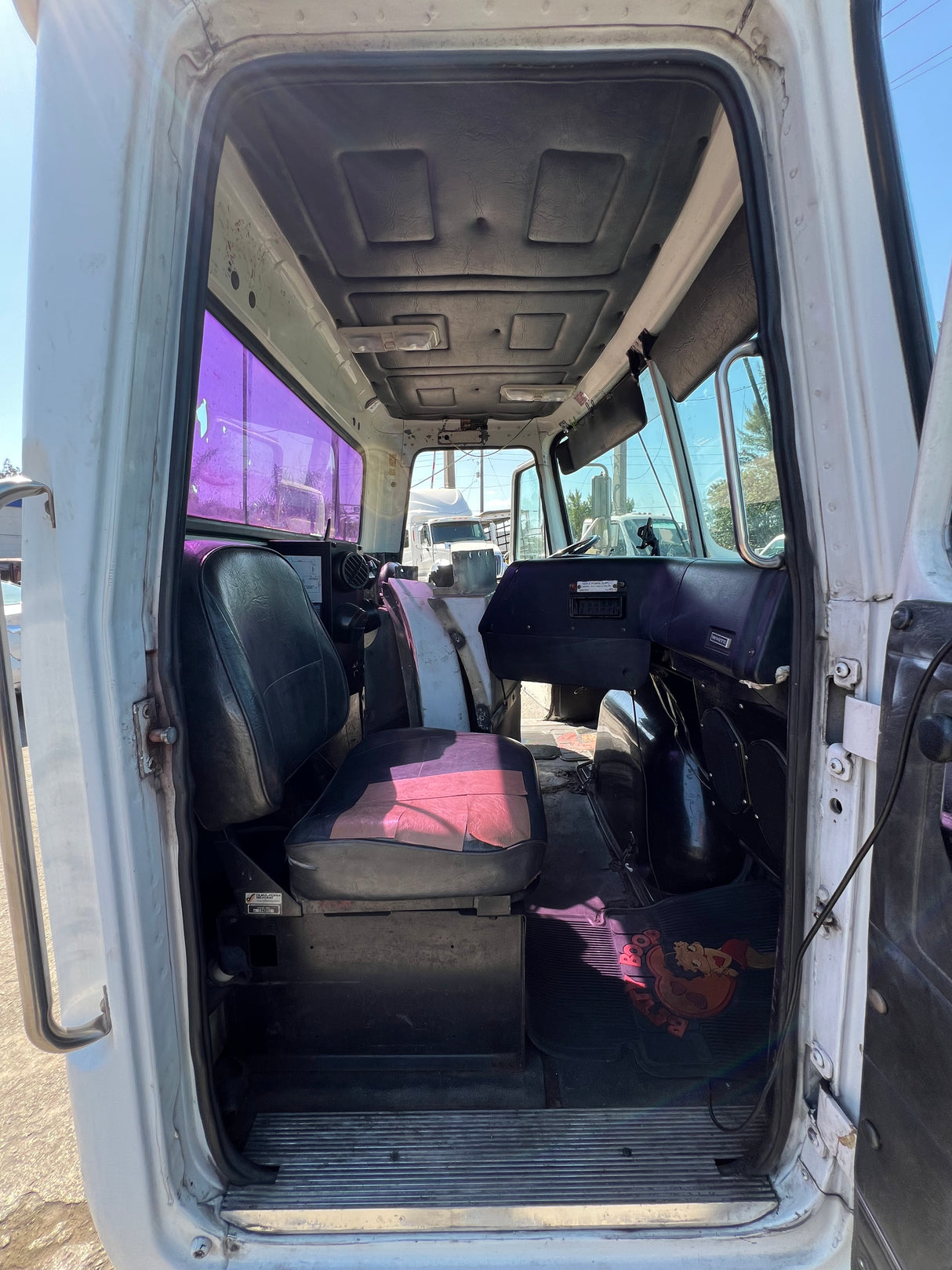 Volvo VNL Cab
