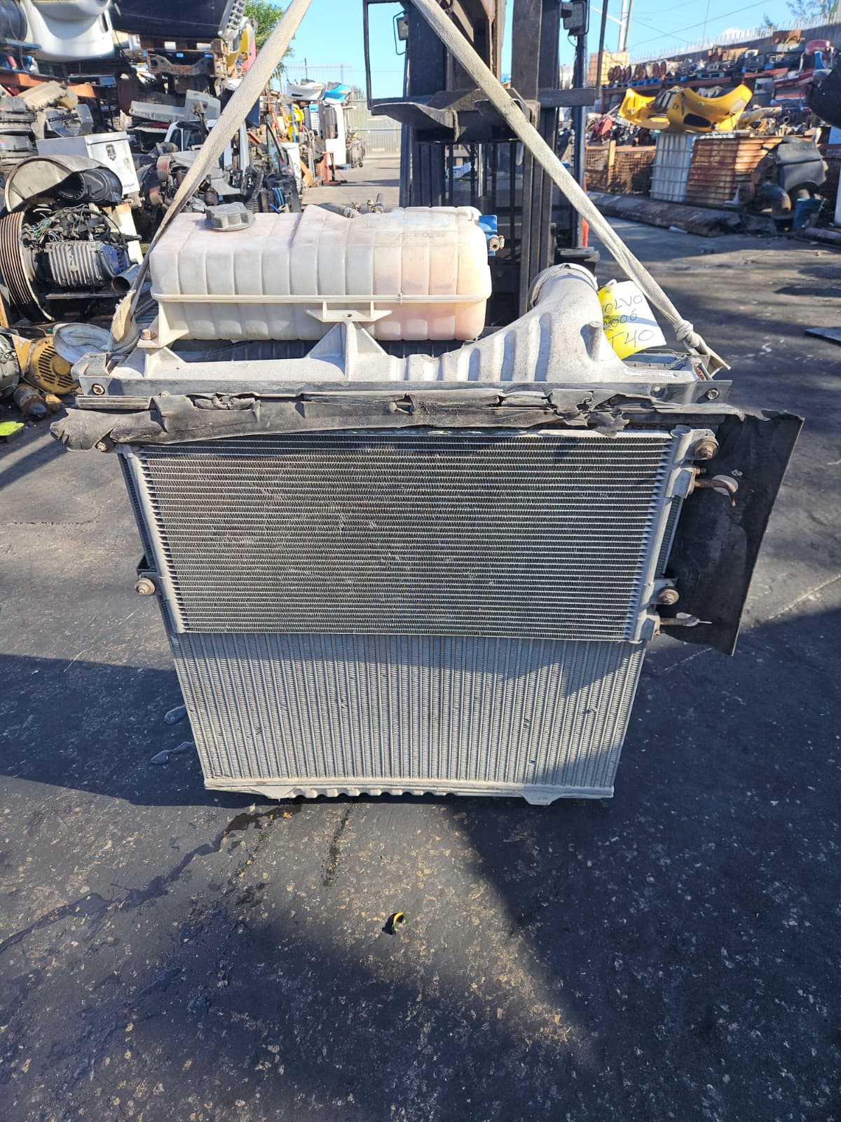 Volvo VNL Cooling Assembly (RAD., COND., ATAAC) for 2003-2006, Part # 20984819, 20710399
