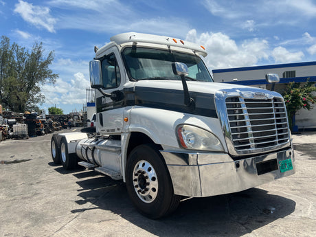2012 Freightliner Cascadia 125 Cab & Chassis Truck  GLIDER KIT (NO ENGINE NO TRANSMISSION)