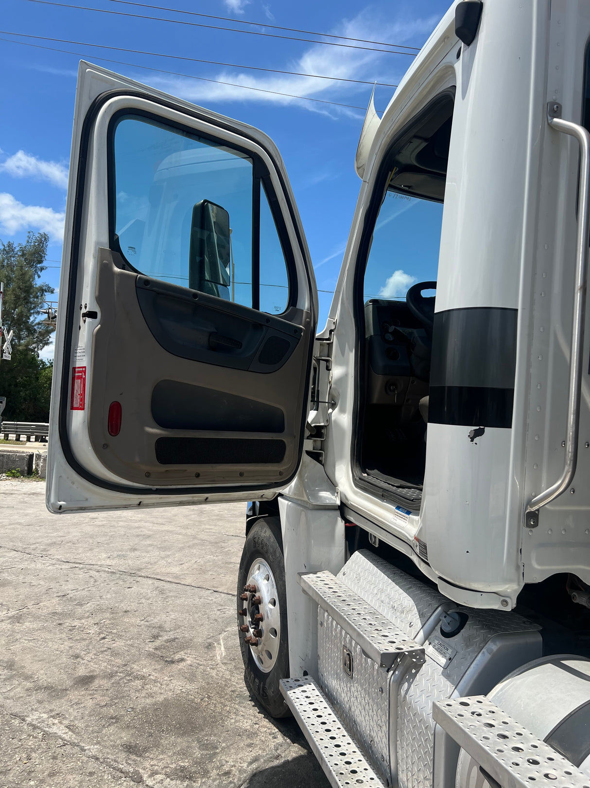 2012 Freightliner Cascadia 125 Cab & Chassis Truck  GLIDER KIT (NO ENGINE NO TRANSMISSION)