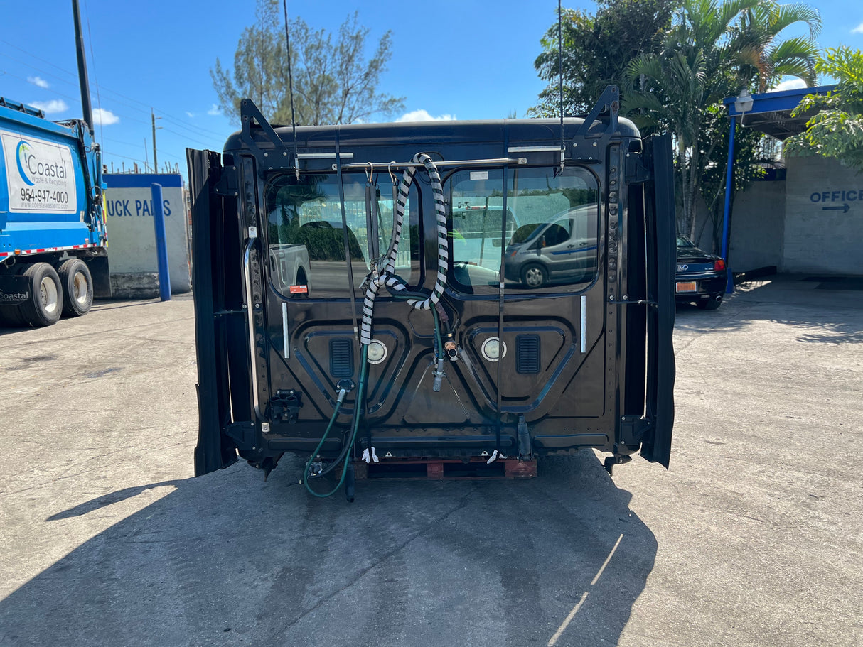 2014 Freightliner Cascadia 113 CAB Shell