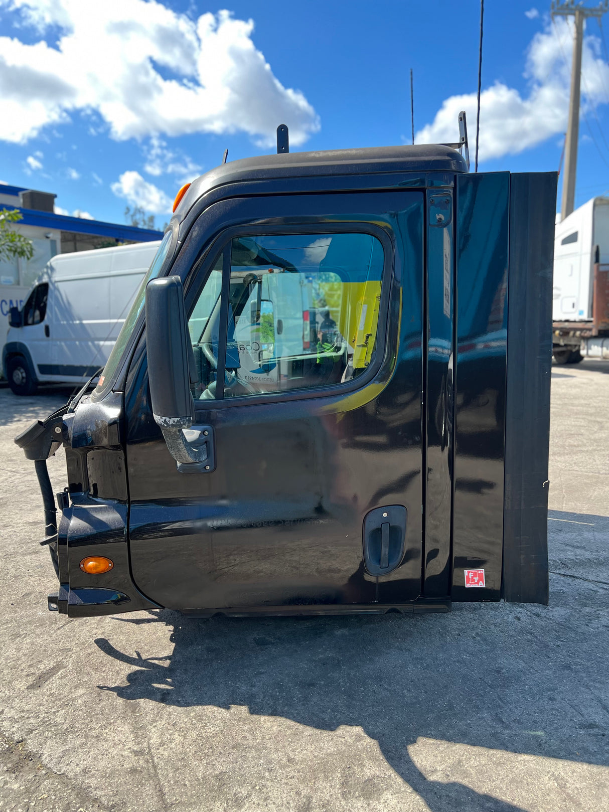 2014 Freightliner Cascadia 113 CAB Shell