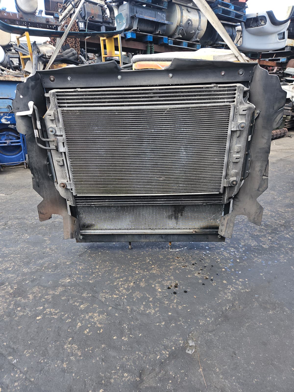 2014 Freightliner Cascadia 132 Charge Air Cooler 3E0137530001 w/ Overflow Bottle & Radiator